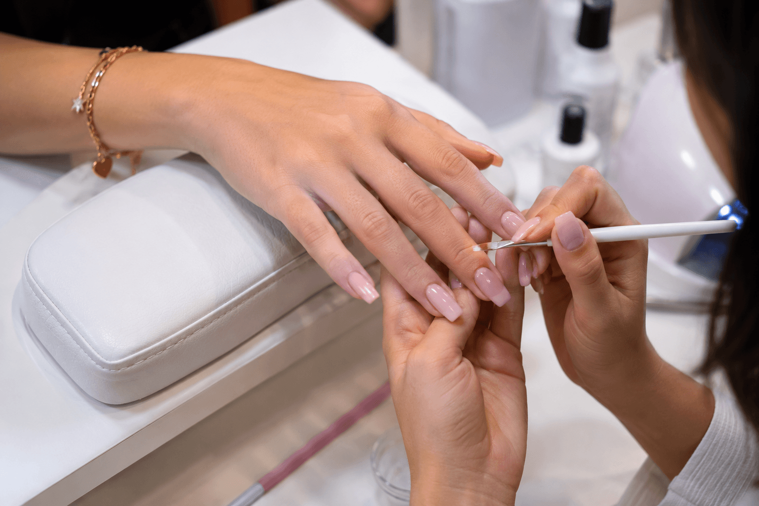 Profissional fazendo alongamento de unhas